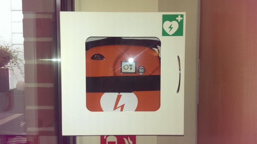Unser Defibrillator am Empfang Unser Defibrillator am Empfang